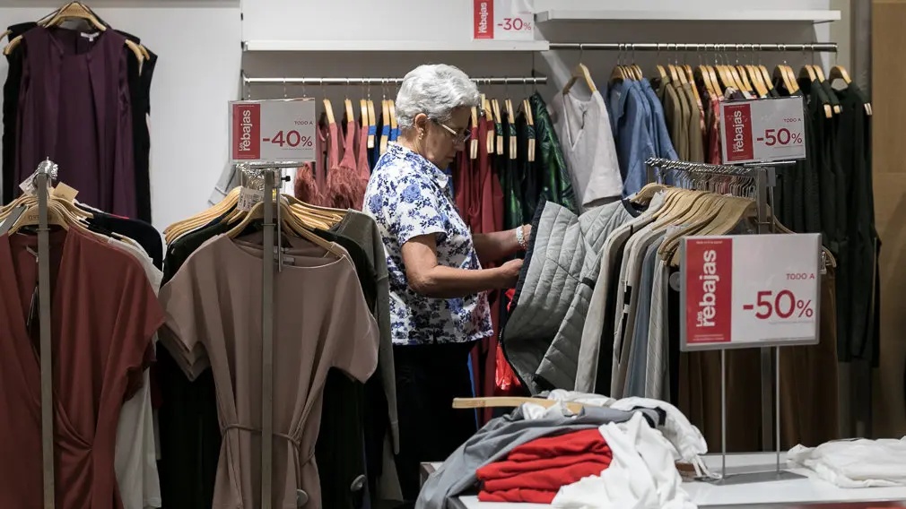 Inicio de las rebajas de verano de El Corte Inglés (28). IÑIGO ALZUGARAY