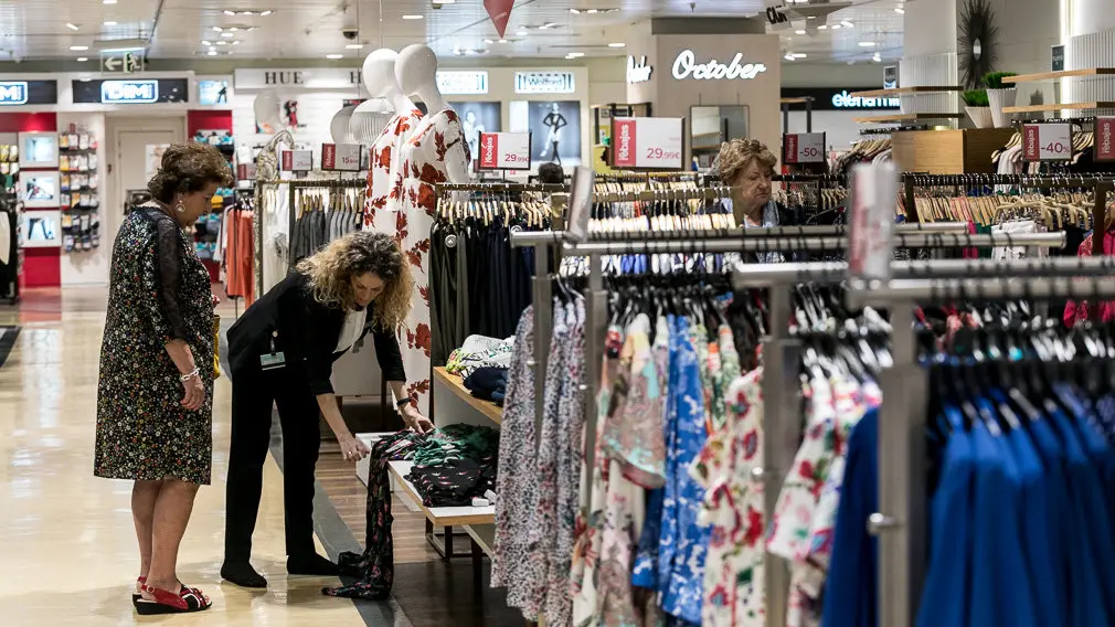 Inicio de las rebajas de verano de El Corte Inglés (29). IÑIGO ALZUGARAY