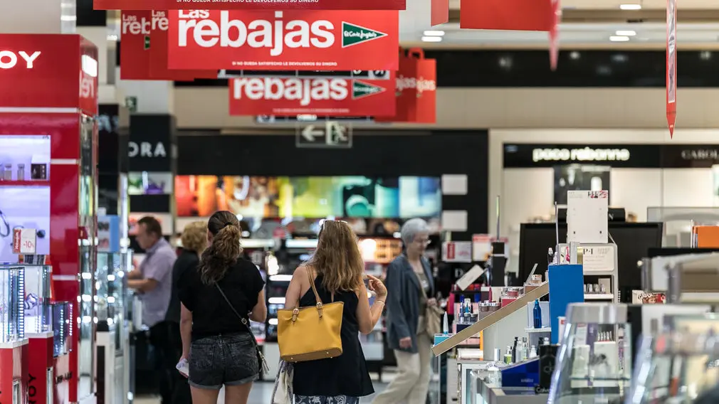 Inicio de las rebajas de verano de El Corte Inglés (31). IÑIGO ALZUGARAY