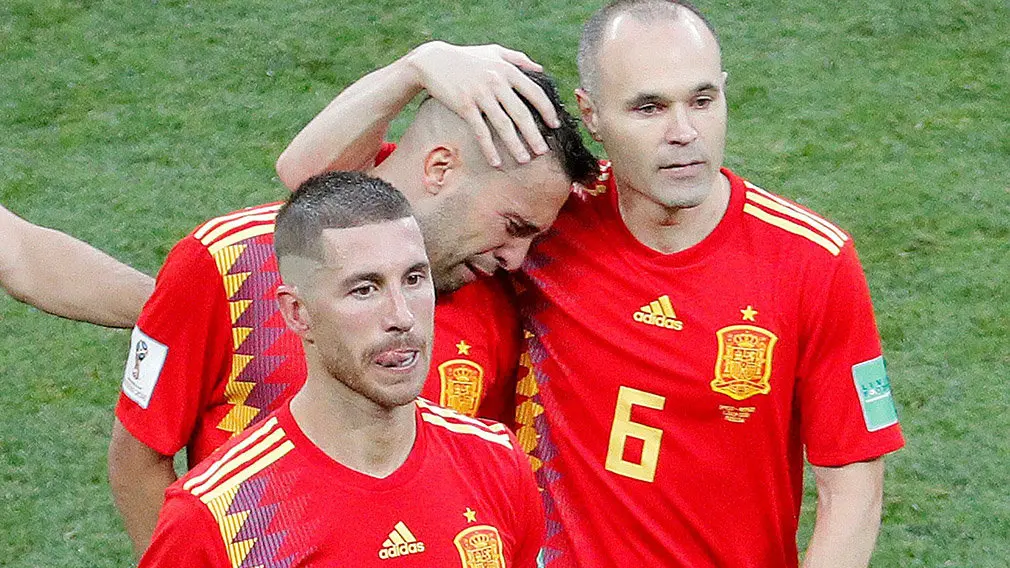 417. MOSCÚ (RUSIA), 01/07/2018.- , Los jugadores españoles Sergio Ramos, Jordi Alba y Andrés Iniesta tras perder por penaltis ante el Rusia en partido de octavos de final del Mundial de Fútbol de Rusia 2018, en el Estadio Luzhnikí, Rusia, hoy 1 de julio de 2018. EFE/Lavandeira jr [ATENCIÓN EDITORES: Sólo Uso editorial. Prohibido su uso en referencia con entidad comercial alguna. Prohibido su uso en alertas, descargas o mensajería multimedia en móviles. Las imágenes deberán aparecer como fotografías congeladas y no podrán emular la acción del juego mediante secuencias o fotomontajes. Ninguna imagen publicada podrá ser alterada, mediante texto o imagen superpuesta, en el caso de que (a) intencionalmente oculte o elimine el logotipo de un patrocinador o (b) añada y/o cubra la identificación comercial de terceras partes que no esté oficialmente asociada con la Copa Mundial de la FIFA.]