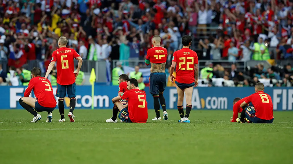 448. MOSCÚ (RUSIA), 01/07/2018.- Jugadores españoles reaccionan tras el partido España-Rusia, de octavos de final del Mundial de Fútbol de Rusia 2018, en el Estadio Luzhnikí, Rusia, hoy 1 de julio de 2018. EFE/Alberto Estévez [ATENCIÓN EDITORES: Sólo Uso editorial. Prohibido su uso en referencia con entidad comercial alguna. Prohibido su uso en alertas, descargas o mensajería multimedia en móviles. Las imágenes deberán aparecer como fotografías congeladas y no podrán emular la acción del juego mediante secuencias o fotomontajes. Ninguna imagen publicada podrá ser alterada, mediante texto o imagen superpuesta, en el caso de que (a) intencionalmente oculte o elimine el logotipo de un patrocinador o (b) añada y/o cubra la identificación comercial de terceras partes que no esté oficialmente asociada con la Copa Mundial de la FIFA.]
