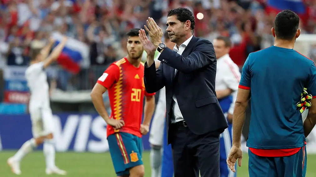 466. MOSCÚ (RUSIA), 01/07/2018.- El seleccionador español Fernando Hierro (c) reacciona tras el partido España-Rusia, de octavos de final del Mundial de Fútbol de Rusia 2018, en el Estadio Luzhnikí, Rusia, hoy 1 de julio de 2018. EFE/Javier Etxezarreta [ATENCIÓN EDITORES: Sólo Uso editorial. Prohibido su uso en referencia con entidad comercial alguna. Prohibido su uso en alertas, descargas o mensajería multimedia en móviles. Las imágenes deberán aparecer como fotografías congeladas y no podrán emular la acción del juego mediante secuencias o fotomontajes. Ninguna imagen publicada podrá ser alterada, mediante texto o imagen superpuesta, en el caso de que (a) intencionalmente oculte o elimine el logotipo de un patrocinador o (b) añada y/o cubra la identificación comercial de terceras partes que no esté oficialmente asociada con la Copa Mundial de la FIFA.]