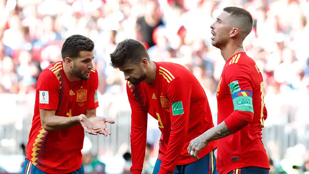 223. MOSCÚ (RUSIA), 01/07/2018.- (i-d) El defensa español Nacho, el defensa español Gerard Piqué y el defensa español Sergio Ramos reaccionan durante el partido España-Rusia, de octavos de final del Mundial de Fútbol de Rusia 2018, en el Estadio Luzhnikí, Rusia, hoy 1 de julio de 2018. EFE/Alberto Estévez [ATENCIÓN EDITORES: Sólo Uso editorial. Prohibido su uso en referencia con entidad comercial alguna. Prohibido su uso en alertas, descargas o mensajería multimedia en móviles. Las imágenes deberán aparecer como fotografías congeladas y no podrán emular la acción del juego mediante secuencias o fotomontajes. Ninguna imagen publicada podrá ser alterada, mediante texto o imagen superpuesta, en el caso de que (a) intencionalmente oculte o elimine el logotipo de un patrocinador o (b) añada y/o cubra la identificación comercial de terceras partes que no esté oficialmente asociada con la Copa Mundial de la FIFA.]