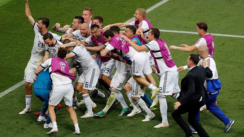 430. MOSCÚ (RUSIA), 01/07/2018.- Jugadores rusos celebran la victoria tras el partido España-Rusia, de octavos de final del Mundial de Fútbol de Rusia 2018, en el Estadio Luzhnikí, Rusia, hoy 1 de julio de 2018. EFE/Lavandeira jr [ATENCIÓN EDITORES: Sólo Uso editorial. Prohibido su uso en referencia con entidad comercial alguna. Prohibido su uso en alertas, descargas o mensajería multimedia en móviles. Las imágenes deberán aparecer como fotografías congeladas y no podrán emular la acción del juego mediante secuencias o fotomontajes. Ninguna imagen publicada podrá ser alterada, mediante texto o imagen superpuesta, en el caso de que (a) intencionalmente oculte o elimine el logotipo de un patrocinador o (b) añada y/o cubra la identificación comercial de terceras partes que no esté oficialmente asociada con la Copa Mundial de la FIFA.]