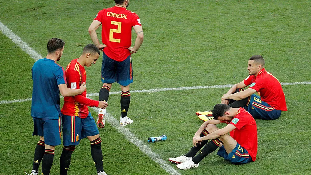 427. MOSCÚ (RUSIA), 01/07/2018.- Jugadores españoles reaccionan tras el partido España-Rusia, de octavos de final del Mundial de Fútbol de Rusia 2018, en el Estadio Luzhnikí, Rusia, hoy 1 de julio de 2018. EFE/Lavandeira jr [ATENCIÓN EDITORES: Sólo Uso editorial. Prohibido su uso en referencia con entidad comercial alguna. Prohibido su uso en alertas, descargas o mensajería multimedia en móviles. Las imágenes deberán aparecer como fotografías congeladas y no podrán emular la acción del juego mediante secuencias o fotomontajes. Ninguna imagen publicada podrá ser alterada, mediante texto o imagen superpuesta, en el caso de que (a) intencionalmente oculte o elimine el logotipo de un patrocinador o (b) añada y/o cubra la identificación comercial de terceras partes que no esté oficialmente asociada con la Copa Mundial de la FIFA.]
