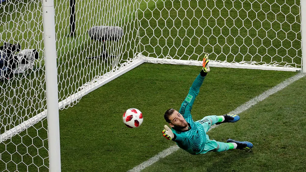 403. MOSCÚ (RUSIA), 01/07/2018.- El portero español De Gea (c) en la tanda de penaltis durante el partido España-Rusia, de octavos de final del Mundial de Fútbol de Rusia 2018, en el Estadio Luzhnikí, Rusia, hoy 1 de julio de 2018. EFE/Lavandeira jr [ATENCIÓN EDITORES: Sólo Uso editorial. Prohibido su uso en referencia con entidad comercial alguna. Prohibido su uso en alertas, descargas o mensajería multimedia en móviles. Las imágenes deberán aparecer como fotografías congeladas y no podrán emular la acción del juego mediante secuencias o fotomontajes. Ninguna imagen publicada podrá ser alterada, mediante texto o imagen superpuesta, en el caso de que (a) intencionalmente oculte o elimine el logotipo de un patrocinador o (b) añada y/o cubra la identificación comercial de terceras partes que no esté oficialmente asociada con la Copa Mundial de la FIFA.]