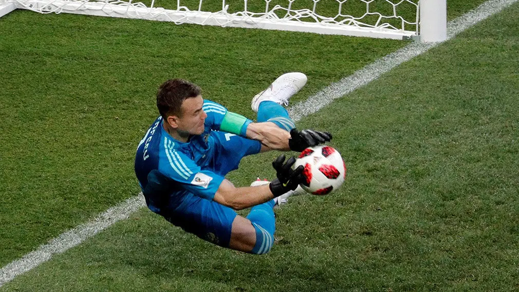 410. MOSCÚ (RUSIA), 01/07/2018.- El portero ruso Igor Akinfeev detiene el penalti al centrocampista español Koke durante el partido España-Rusia, de octavos de final del Mundial de Fútbol de Rusia 2018, en el Estadio Luzhnikí, Rusia, hoy 1 de julio de 2018. EFE/Lavandeira jr [ATENCIÓN EDITORES: Sólo Uso editorial. Prohibido su uso en referencia con entidad comercial alguna. Prohibido su uso en alertas, descargas o mensajería multimedia en móviles. Las imágenes deberán aparecer como fotografías congeladas y no podrán emular la acción del juego mediante secuencias o fotomontajes. Ninguna imagen publicada podrá ser alterada, mediante texto o imagen superpuesta, en el caso de que (a) intencionalmente oculte o elimine el logotipo de un patrocinador o (b) añada y/o cubra la identificación comercial de terceras partes que no esté oficialmente asociada con la Copa Mundial de la FIFA.]