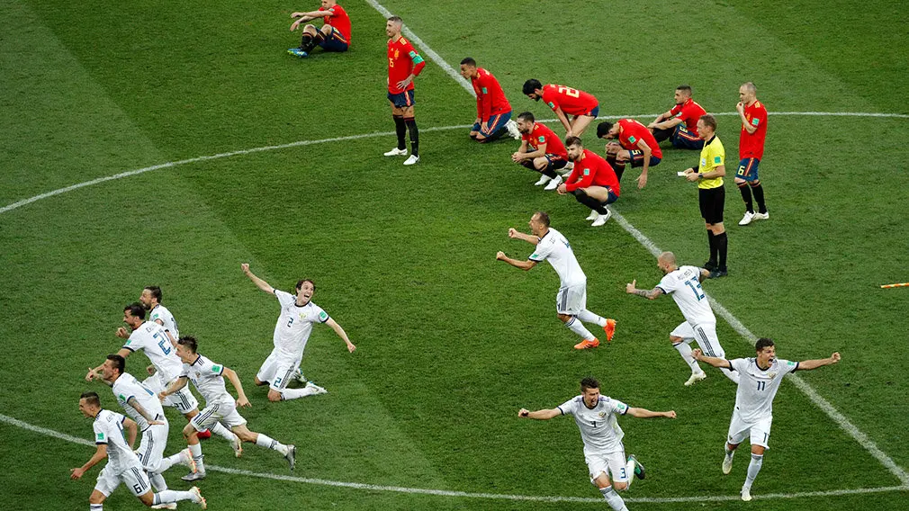 411. MOSCÚ (RUSIA), 01/07/2018.- Jugadores rusos celebran la victoria tras el partido España-Rusia, de octavos de final del Mundial de Fútbol de Rusia 2018, en el Estadio Luzhnikí, Rusia, hoy 1 de julio de 2018. EFE/Lavandeira jr [ATENCIÓN EDITORES: Sólo Uso editorial. Prohibido su uso en referencia con entidad comercial alguna. Prohibido su uso en alertas, descargas o mensajería multimedia en móviles. Las imágenes deberán aparecer como fotografías congeladas y no podrán emular la acción del juego mediante secuencias o fotomontajes. Ninguna imagen publicada podrá ser alterada, mediante texto o imagen superpuesta, en el caso de que (a) intencionalmente oculte o elimine el logotipo de un patrocinador o (b) añada y/o cubra la identificación comercial de terceras partes que no esté oficialmente asociada con la Copa Mundial de la FIFA.]