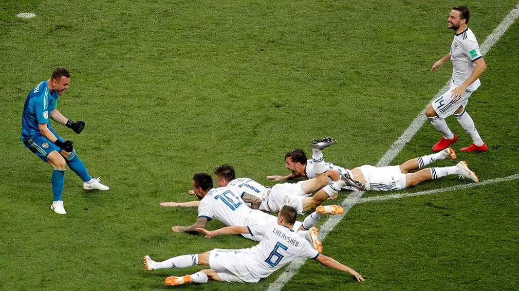 411. MOSCÚ (RUSIA), 01/07/2018.- Jugadores rusos celebran la victoria tras el partido España-Rusia, de octavos de final del Mundial de Fútbol de Rusia 2018, en el Estadio Luzhnikí, Rusia, hoy 1 de julio de 2018. EFE/Lavandeira jr [ATENCIÓN EDITORES: Sólo Uso editorial. Prohibido su uso en referencia con entidad comercial alguna. Prohibido su uso en alertas, descargas o mensajería multimedia en móviles. Las imágenes deberán aparecer como fotografías congeladas y no podrán emular la acción del juego mediante secuencias o fotomontajes. Ninguna imagen publicada podrá ser alterada, mediante texto o imagen superpuesta, en el caso de que (a) intencionalmente oculte o elimine el logotipo de un patrocinador o (b) añada y/o cubra la identificación comercial de terceras partes que no esté oficialmente asociada con la Copa Mundial de la FIFA.]