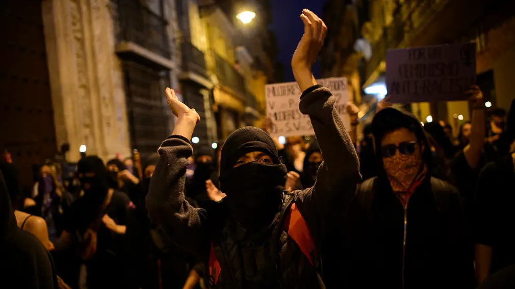 Una manifestación feminista recorre las calles de Pamplona a pocas horas del inicio de San Fermín. PABLO LASAOSA (4)