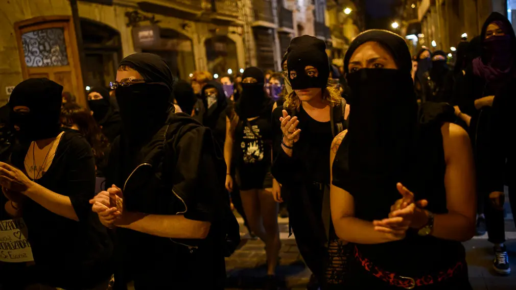 Una manifestación feminista recorre las calles de Pamplona a pocas horas del inicio de San Fermín. PABLO LASAOSA (5)