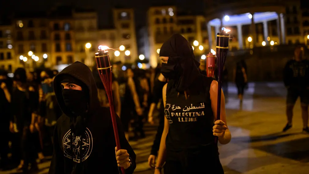 Una manifestación feminista recorre las calles de Pamplona a pocas horas del inicio de San Fermín. PABLO LASAOSA (8)