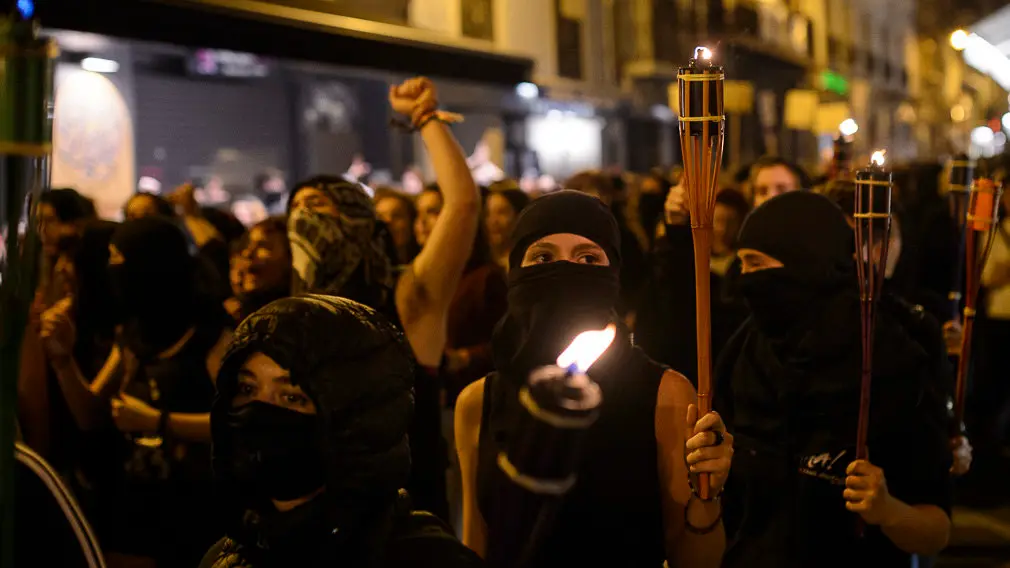 Una manifestación feminista recorre las calles de Pamplona a pocas horas del inicio de San Fermín. PABLO LASAOSA (9)