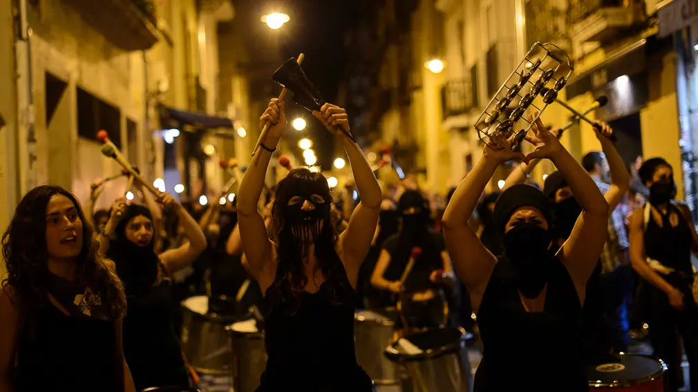 Una manifestación feminista recorre las calles de Pamplona a pocas horas del inicio de San Fermín. PABLO LASAOSA (10)