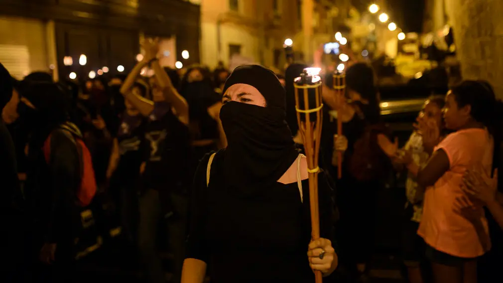Una manifestación feminista recorre las calles de Pamplona a pocas horas del inicio de San Fermín. PABLO LASAOSA (11)
