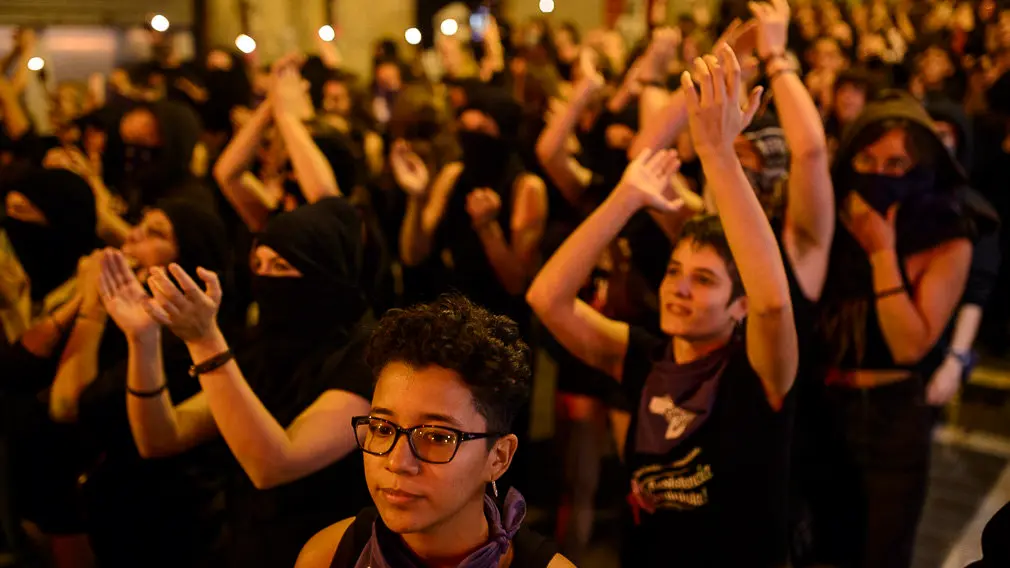 Una manifestación feminista recorre las calles de Pamplona a pocas horas del inicio de San Fermín. PABLO LASAOSA (12)
