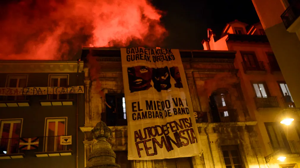 Una manifestación feminista recorre las calles de Pamplona a pocas horas del inicio de San Fermín. PABLO LASAOSA (13)