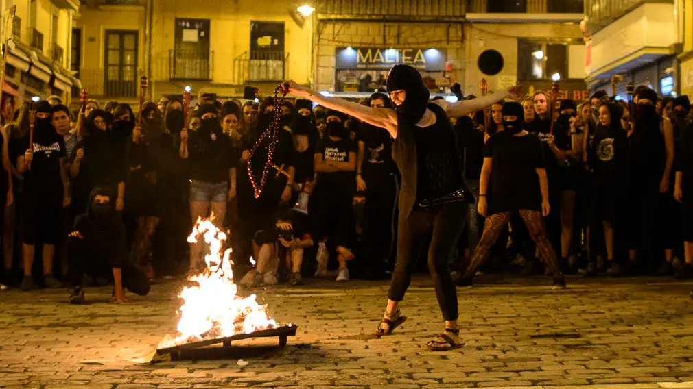 Una manifestación feminista recorre las calles de Pamplona a pocas horas del inicio de San Fermín. PABLO LASAOSA (14)
