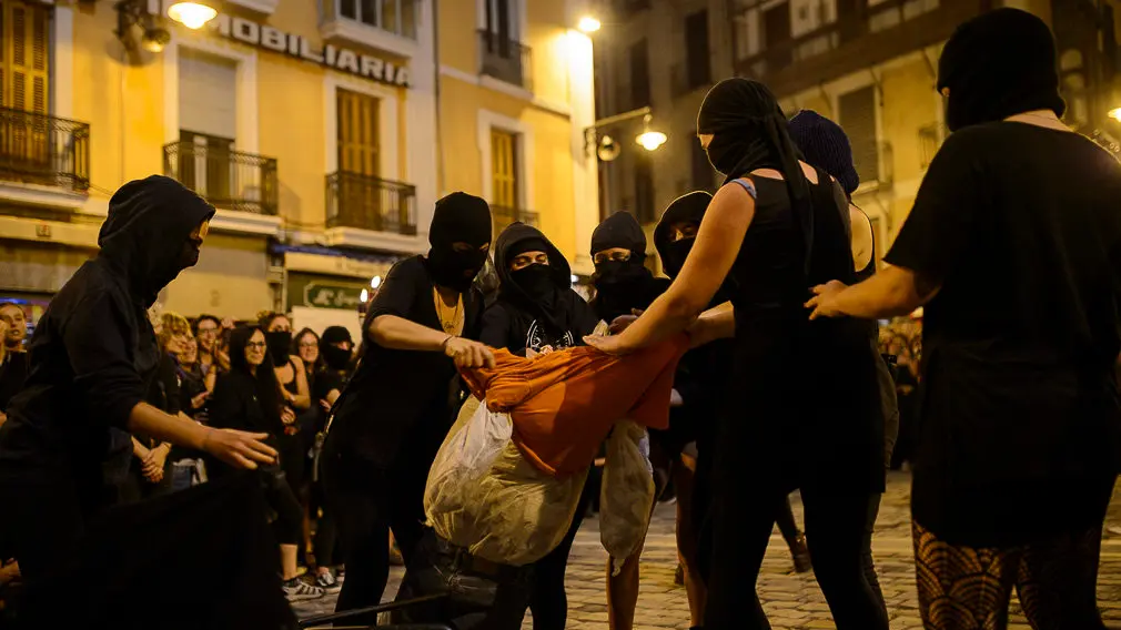 Una manifestación feminista recorre las calles de Pamplona a pocas horas del inicio de San Fermín. PABLO LASAOSA (15)
