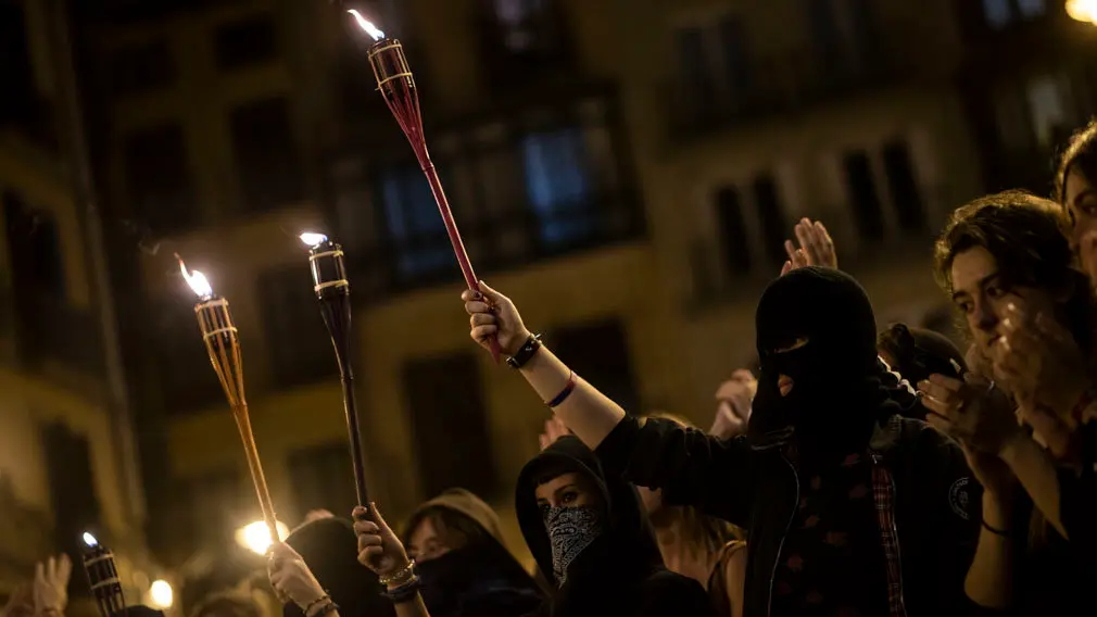 Una manifestación feminista recorre las calles de Pamplona a pocas horas del inicio de San Fermín. MIGUEL OSÉS (4)