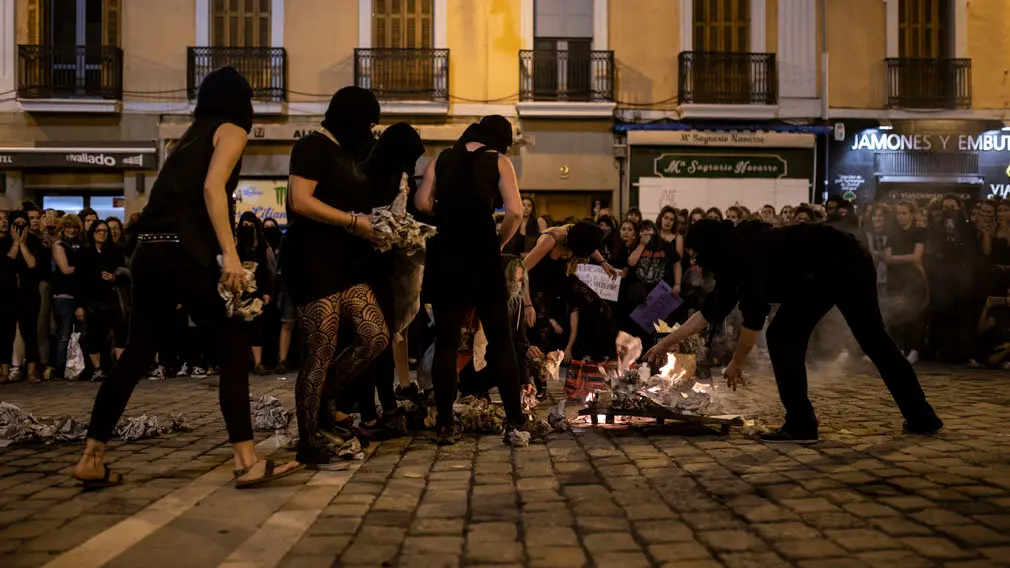 Una manifestación feminista recorre las calles de Pamplona a pocas horas del inicio de San Fermín. MIGUEL OSÉS (5)