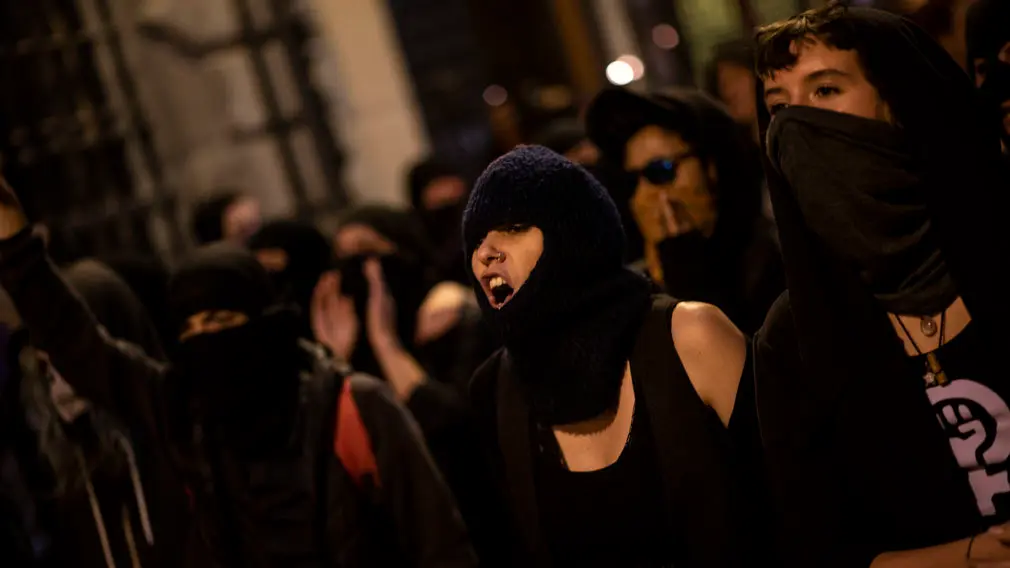Una manifestación feminista recorre las calles de Pamplona a pocas horas del inicio de San Fermín. MIGUEL OSÉS (7)