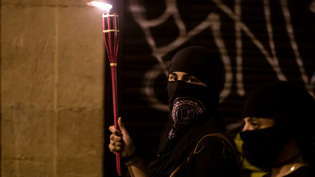 Una manifestación feminista recorre las calles de Pamplona a pocas horas del inicio de San Fermín. MIGUEL OSÉS (8)