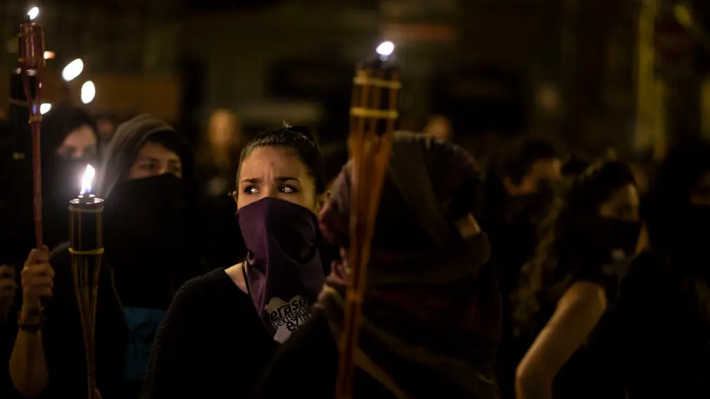 Una manifestación feminista recorre las calles de Pamplona a pocas horas del inicio de San Fermín. MIGUEL OSÉS (9)