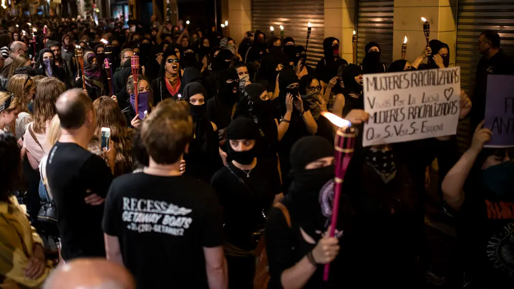 Una manifestación feminista recorre las calles de Pamplona a pocas horas del inicio de San Fermín. MIGUEL OSÉS (10)