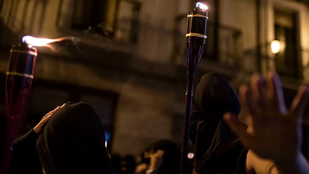 Una manifestación feminista recorre las calles de Pamplona a pocas horas del inicio de San Fermín. MIGUEL OSÉS (12)