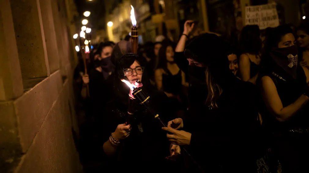 Una manifestación feminista recorre las calles de Pamplona a pocas horas del inicio de San Fermín. MIGUEL OSÉS (13)