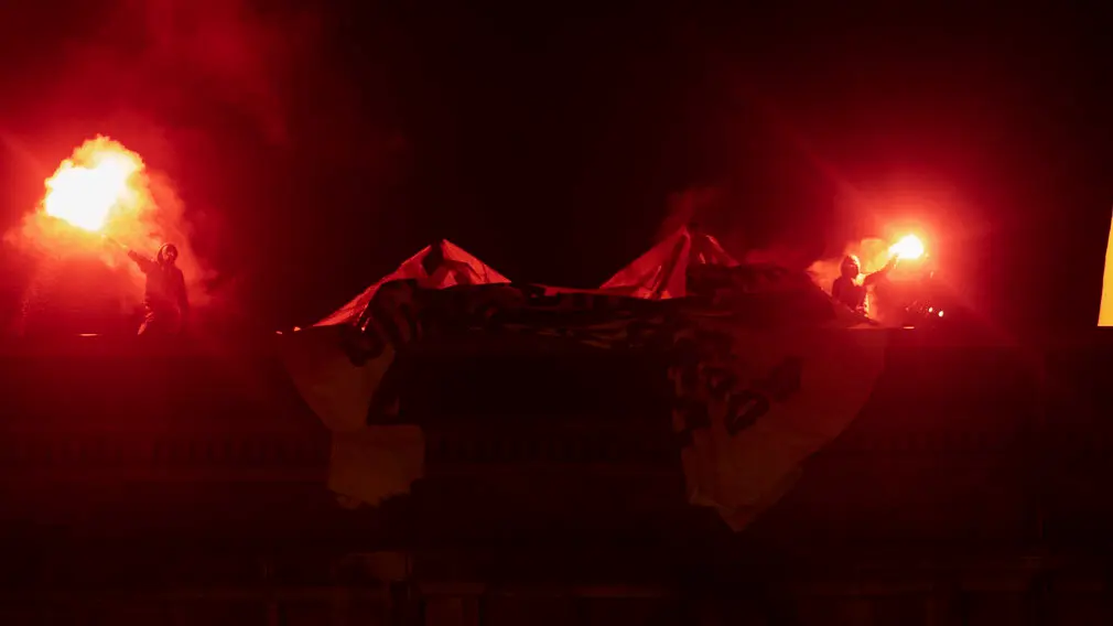 Una manifestación feminista recorre las calles de Pamplona a pocas horas del inicio de San Fermín. MIGUEL OSÉS (15)