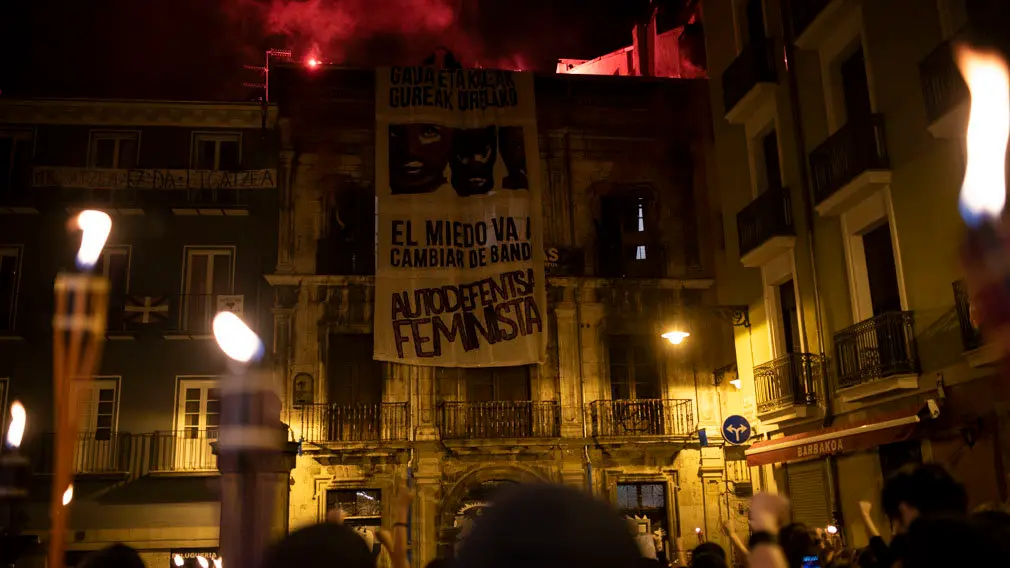 Una manifestación feminista recorre las calles de Pamplona a pocas horas del inicio de San Fermín. MIGUEL OSÉS (16)