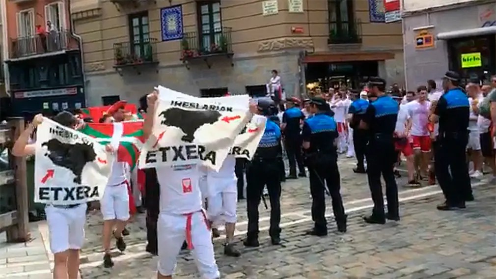 Un grupo de proetarras llega al Chupinazo de San Fermín 2018 con carteles e ikurriñas.