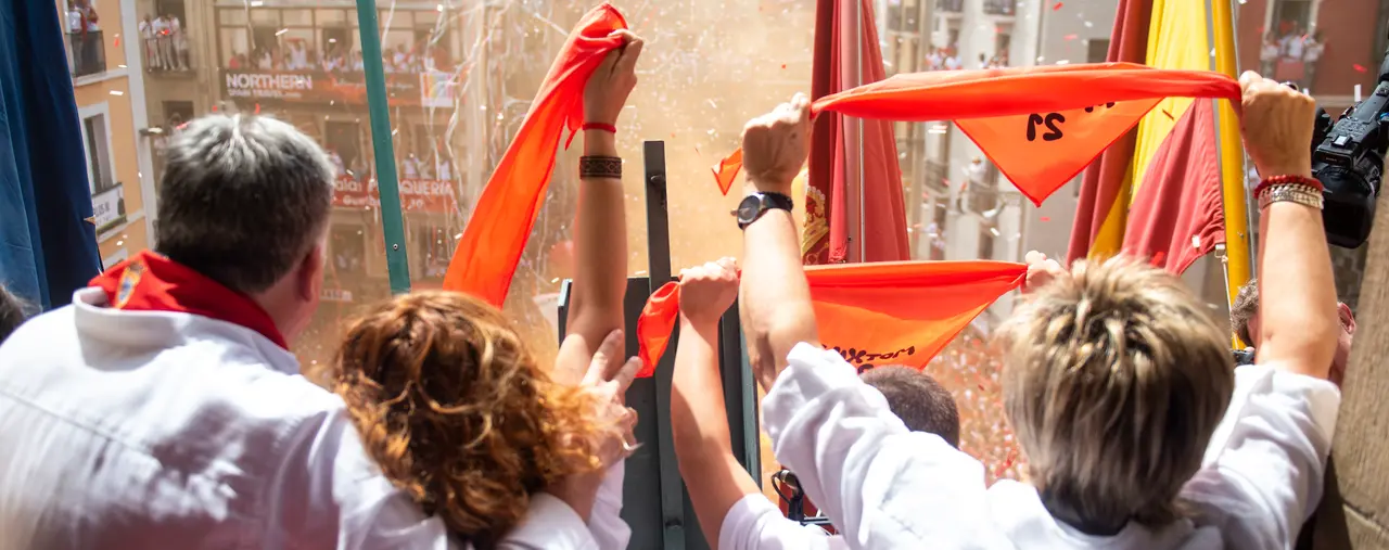 Ibai Ganuza y Leire Zabalza, componentes del grupo Motxila 21, han prendido la mecha de este Chupinazo 2018. MIGUEL OSES (2)