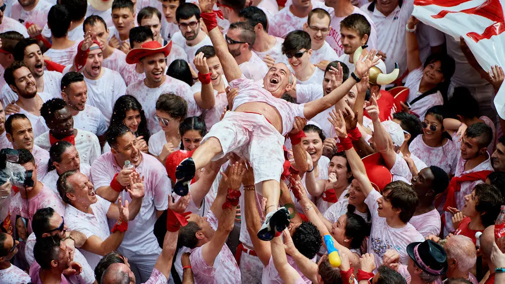 Ambiente previo al Chupinazo en la Plaza del Ayuntamiento durante el inicio de los Sanfermines de 2018. DANIEL FERNÁNDEZ (18)
