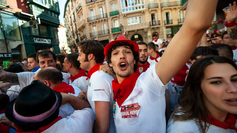La peña Mutilzarra organiza el tradicional Riau Riau desde la Plaza del Ayuntamiento. MIGUEL OSÉS_8