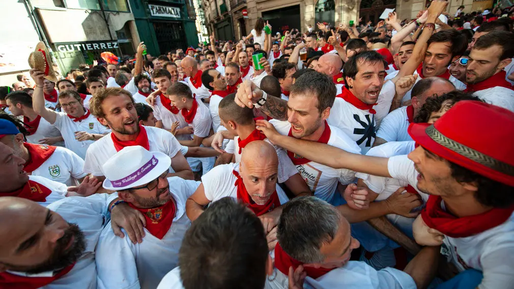 La peña Mutilzarra organiza el tradicional Riau Riau desde la Plaza del Ayuntamiento. MIGUEL OSÉS_9