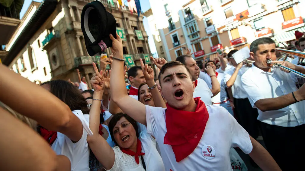 La peña Mutilzarra organiza el tradicional Riau Riau desde la Plaza del Ayuntamiento. MIGUEL OSÉS_10