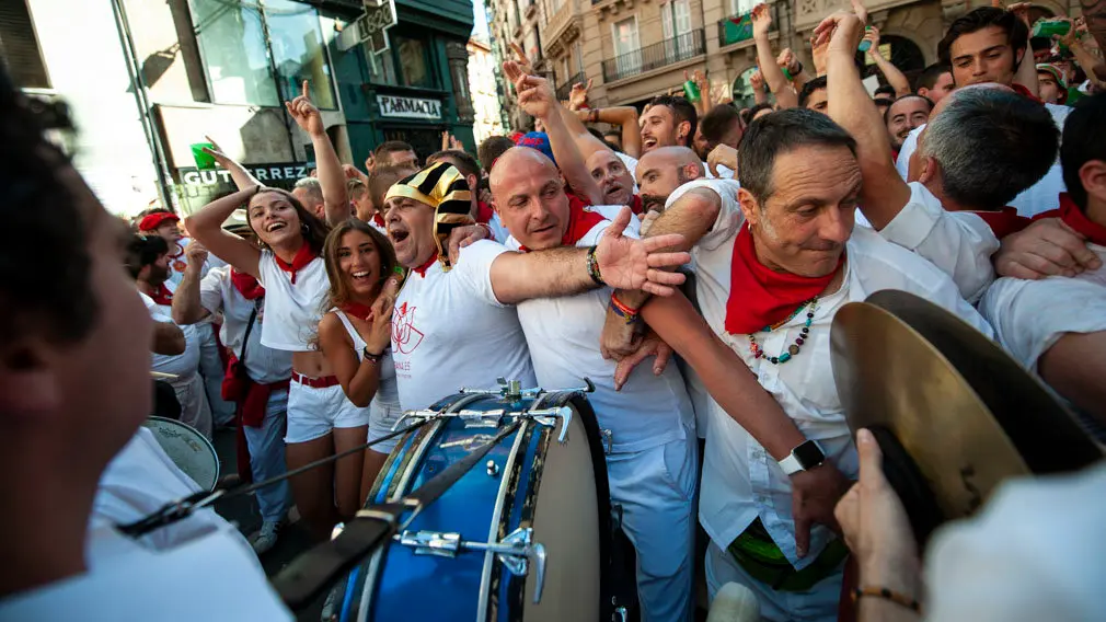 La peña Mutilzarra organiza el tradicional Riau Riau desde la Plaza del Ayuntamiento. MIGUEL OSÉS_11