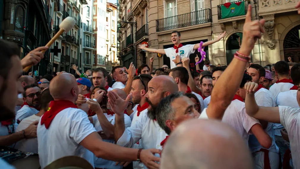 La peña Mutilzarra organiza el tradicional Riau Riau desde la Plaza del Ayuntamiento. MIGUEL OSÉS_13