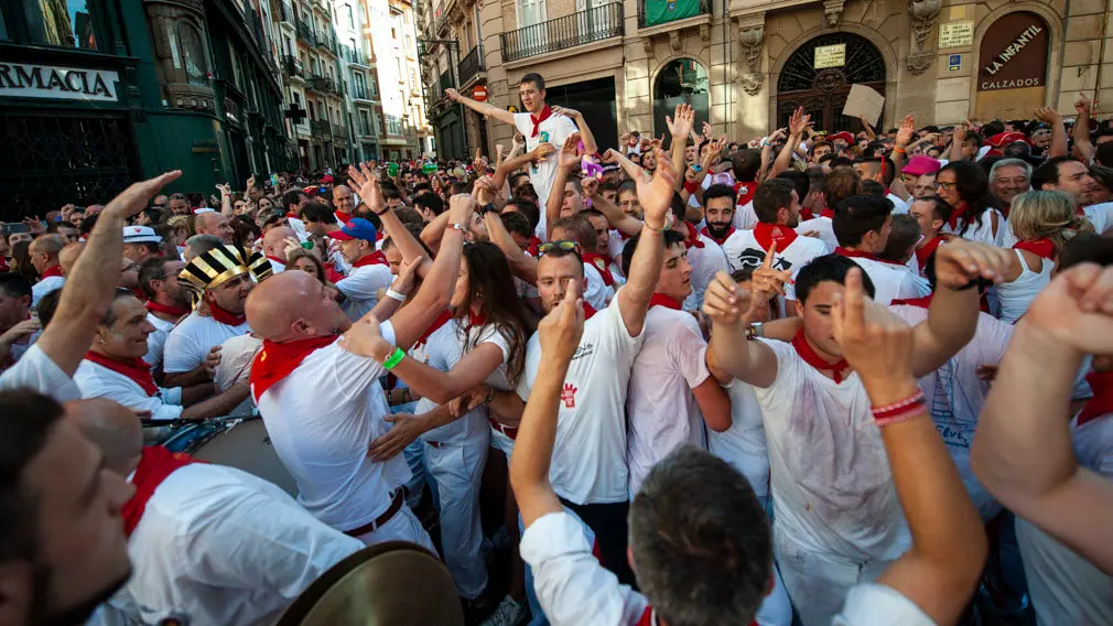 La peña Mutilzarra organiza el tradicional Riau Riau desde la Plaza del Ayuntamiento. MIGUEL OSÉS_14