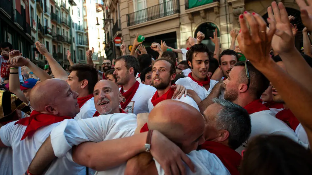 La peña Mutilzarra organiza el tradicional Riau Riau desde la Plaza del Ayuntamiento. MIGUEL OSÉS_15