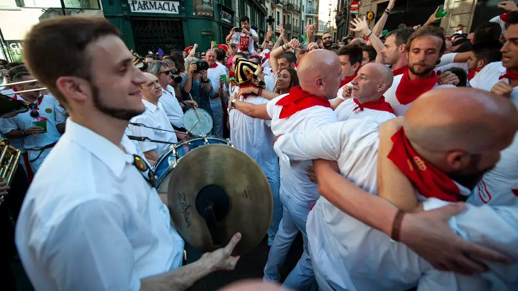 La peña Mutilzarra organiza el tradicional Riau Riau desde la Plaza del Ayuntamiento. MIGUEL OSÉS_16