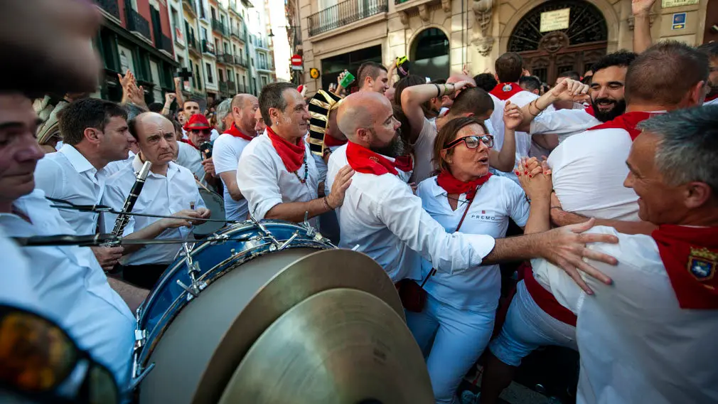 La peña Mutilzarra organiza el tradicional Riau Riau desde la Plaza del Ayuntamiento. MIGUEL OSÉS_18