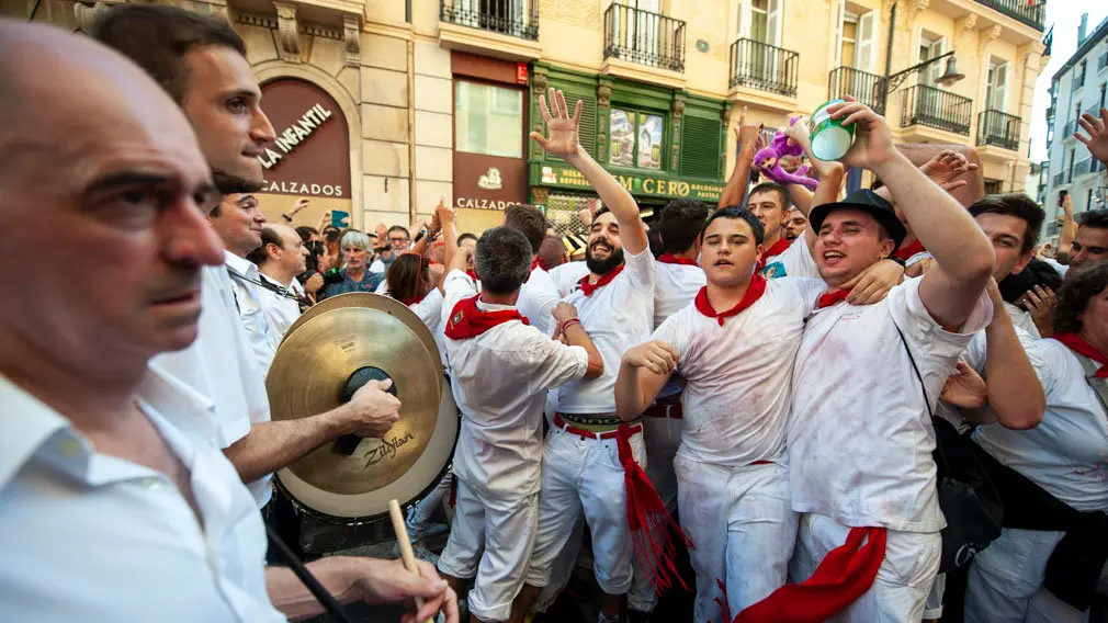 La peña Mutilzarra organiza el tradicional Riau Riau desde la Plaza del Ayuntamiento. MIGUEL OSÉS_19