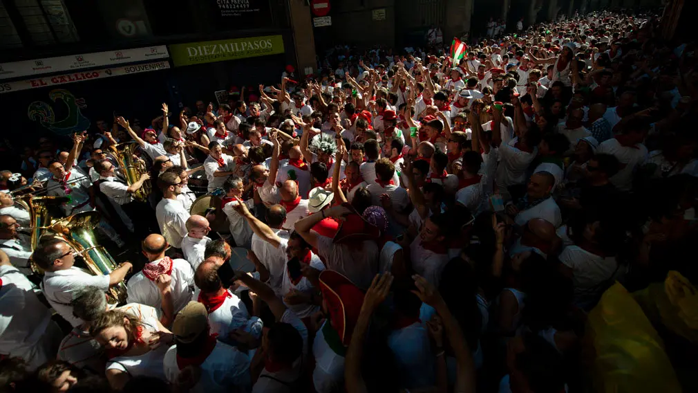 La peña Mutilzarra organiza el tradicional Riau Riau desde la Plaza del Ayuntamiento. MIGUEL OSÉS_23
