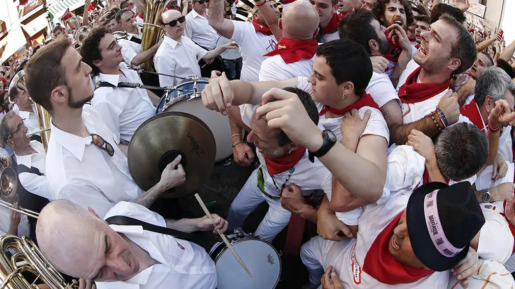 Cientos de personas se han dado cita esta tarde en la plaza del Ayuntamiento para celebrar el Riau-riau acompañados por La Pamplonesa, aunque este acto siga sin ser oficial en el programa de sanfermines. EFE/Jesús Diges