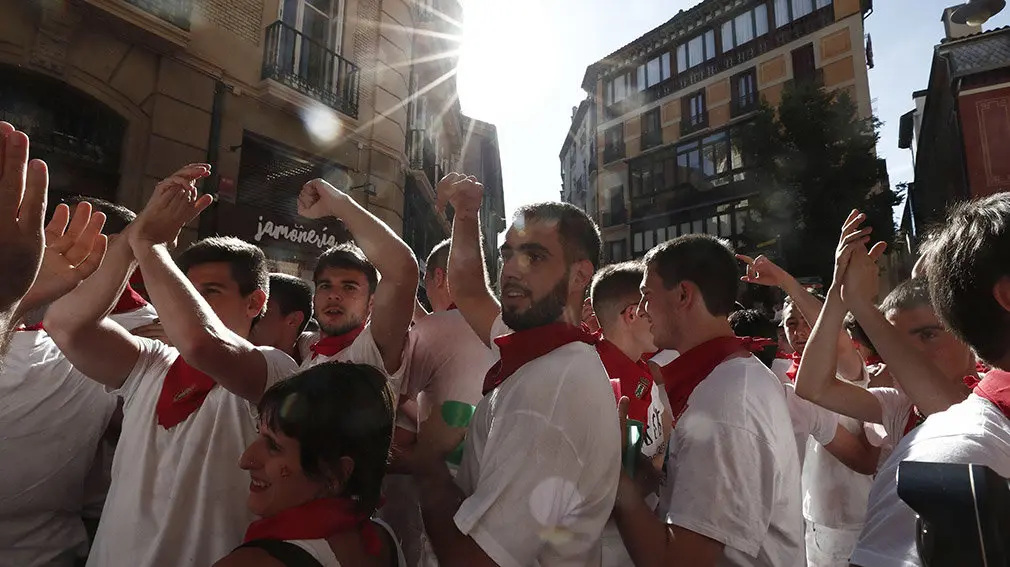 Cientos de personas se han dado cita esta tarde en la plaza del Ayuntamiento para celebrar el Riau-riau acompañados por La Pamplonesa, aunque este acto siga sin ser oficial en el programa de sanfermines. EFE/Jesús Diges