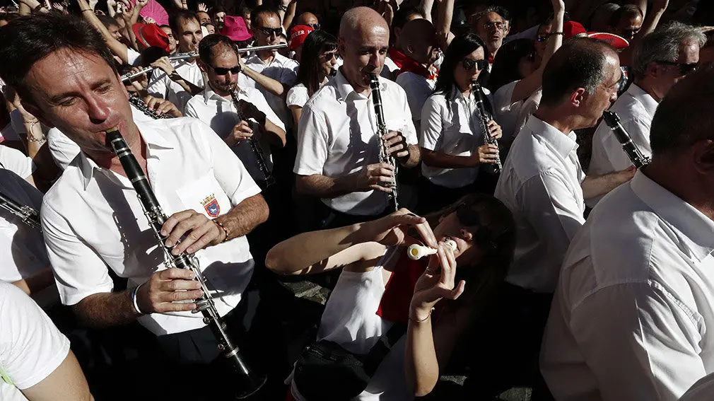 Cientos de personas se han dado cita esta tarde en la plaza del Ayuntamiento para celebrar el Riau-riau acompañados por La Pamplonesa, aunque este acto siga sin ser oficial en el programa de sanfermines. EFE/Jesús Diges